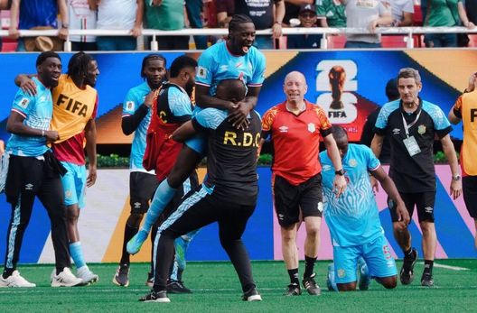 Axel Tuanzebe festeggia, assieme ai propri connazionali, la rete che ha permesso alla Repubblica Democratica del Congo di strappare il pass per la Coppa del Mondo 2026 (vs Giamaica, 31 marzo)