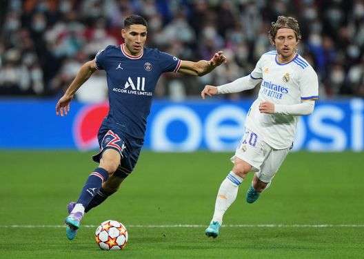 Achraf Hakimi del Paris Saint-Germain cerca di superare Luka Modric del Real Madrid durante la gara di ritorno degli ottavi di finale di UEFA Champions League tra Real Madrid e Paris Saint-Germain allo stadio Santiago Bernabeu il 9 marzo 2022 a Madrid, in Spagna. (Foto di Angel Martinez/Getty Images) Psg Real Madrid dove vedere