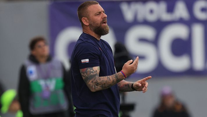 FLORENCE, ITALY - MAY 10: Daniele De Rossi, Manager of Genoa CFC, reacts during the Serie A match between ACF Fiorentina and Genoa CFC at Artemio Franchi on May 10, 2026 in Florence, Italy. (Photo by Gabriele Maltinti/Getty Images) De Rossi sul futuro: “Ci rivedremo col Genoa e decideremo, non ho fretta” - immagine 1
