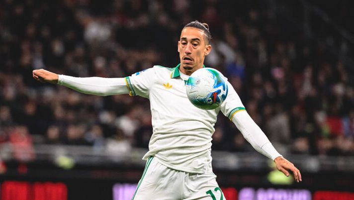 MILAN, ITALY - NOVEMBER 02: Kostas Tsimikas of AS Roma during the Serie A match between AC Milan and AS Roma at Giuseppe Meazza Stadium on November 02, 2025 in Milan, Italy. (Photo by Fabio Rossi/AS Roma via Getty Images) Tsimikas non ingrana, arriva la bocciatura dalla Gazzetta: “Ecco il voto e il motivo” - immagine 1