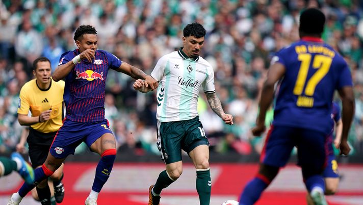 BREMEN, GERMANY - APRIL 04: Cameron Puertas of SV Werder Bremen runs with the ball while under pressure from Antonio Nusa of RB Leipzig during the Bundesliga match between SV Werder Bremen and RB Leipzig at Weserstadion on April 04, 2026 in Bremen, Germany. (Photo by Fabio Deinert/Getty Images) Lipsia-Gladbach: diretta live e streaming gratis - immagine 1