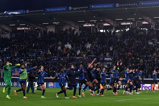 BERGAMO, ITALY - DECEMBER 09: I giocatori dell'Atalanta festeggiano al termine della partita di UEFA Champions League 2025, vinta contro il Chelsea. (Photo by Alessandro Sabattini/Getty Images) Atalanta-Cagliari, dove vedere la partita in diretta tv e streaming LIVE- immagine 2