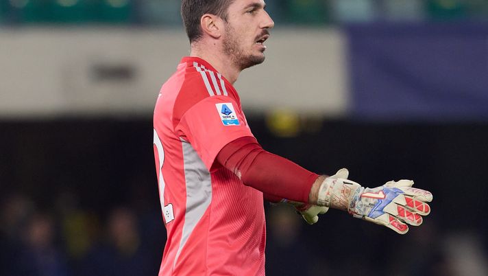 VERONA, ITALY - FEBRUARY 06: Simone Scuffet of Pisa Sporting Club gestures during the Serie A match between Hellas Verona FC and Pisa SC at Stadio Marcantonio Bentegodi on February 06, 2026 in Verona, Italy. (Photo by Emmanuele Ciancaglini/Getty Images) Pisa, emergenza in porta per la sfida contro il Milan: out Scuffet e Semper, tocca a Nicolas - immagine 1