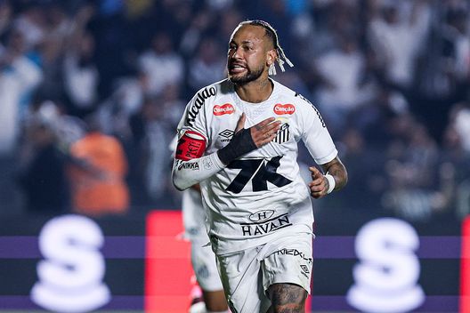 Santos, Brasile - 16 luglio 2025: Neymar esulta dopo aver segnato contro il Santos. (Foto di Ricardo Moreira/Getty Images) Santos-Flamengo: esordio per Robinho Junior, figlio dell’ex milanista- immagine 2