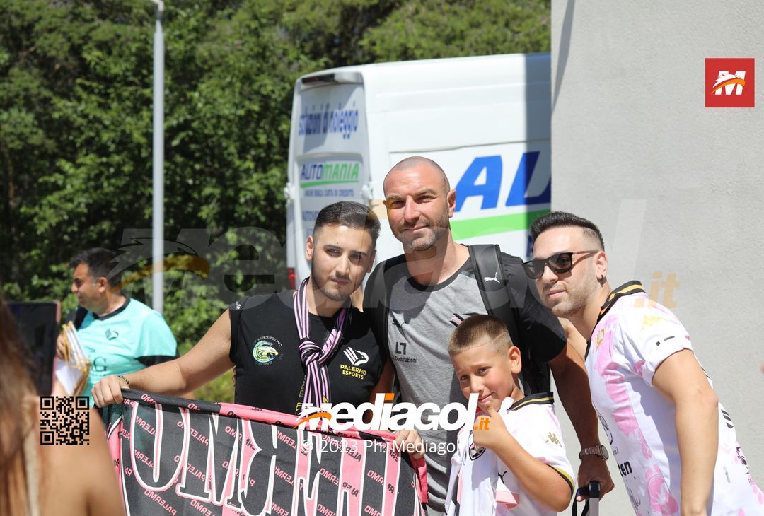 FOTO Palermo, tifosi rosanero accolgono la squadra di Corini in ritiro (GALLERY) - immagine 15