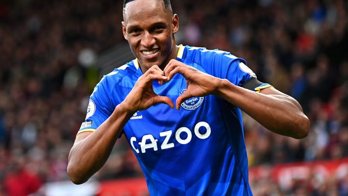 MANCHESTER, ENGLAND - OCTOBER 02: Yerry Mina of Everton celebrates after scoring a goal which was later disallowed because of an offside call during the Premier League match Manchester United and Everton at Old Trafford on October 02, 2021 in Manchester, England. (Photo by Clive Mason/Getty Images) Yerry Mina, bye bye Everton