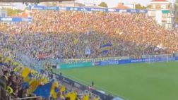Tardini tutto imbandierato: il momento più bello del derby di Parma
