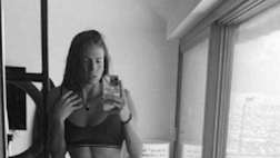Selfie super sexy per Carolina. Fisico strepitoso, curve perfette per lady Cassano
