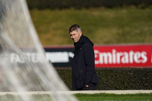 CAIRATE, ITALIA - 21 NOVEMBRE: Frederic Massara guarda durante una sessione di allenamento del Milan a Milanello il 21 novembre 2021 a Cairate, Italia. (Foto di Pier Marco Tacca/AC Milan via Getty Images) Roma, riecco Massara ds: il comunicato ufficiale- immagine 2