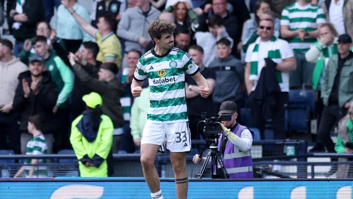 GLASGOW, SCOTLAND - APRIL 20: Matt O'Riley of Celtic celebrates scoring his team's third goal during the Scottish Cup Semi Final match between Aberdeen and Celtic at Hampden Park on April 20, 2024 in Glasgow, Scotland. (Photo by Ian MacNicol/Getty Images) Brighton, esordio amaro per O’Riley: infortunio per il nuovo sostituto di Gilmour - immagine 1