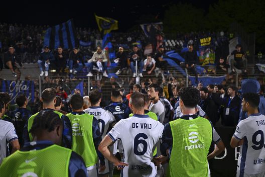 I giocatori dell'Inter sotto il settore ospiti a Como. (Foto di Mattia Ozbot-Inter/Inter via Getty Images) Como-Inter, Mctominay infrange i sogni nerazzurri: per Fabregas la fine dell’inizio- immagine 2