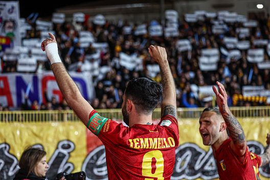 Pietro Iemmello dell'US Catanzaro festeggia la vittoria dopo la partita di Serie B tra US Catanzaro e Cosenza Calcio allo Stadio Nicola Ceravolo il 16 marzo 2025 a Catanzaro Brescia-Mantova nel segno di Hubner, il più grande errore del calcio italiano- immagine 6