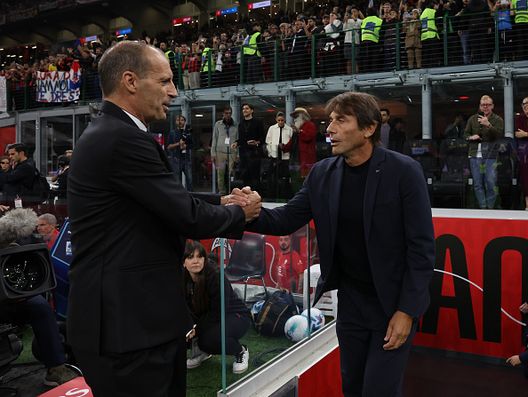 MILANO, ITALIA - 28 SETTEMBRE: L'allenatore del Milan Massimiliano Allegri stringe la mano all'allenatore del Napoli Antonio Conte prima della partita di Serie A tra Milan e Napoli allo stadio Giuseppe Meazza il 28 settembre 2025 a Milano, Italia. (Foto di Claudio Villa/AC Milan tramite Getty Images) Napoli-Milan, il pronostico di DDD: una partita che promette spettacolo- immagine 2