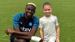 Osimhen cuore d’oro, crossbar challenge con un piccolo tifoso a Castel Volturno