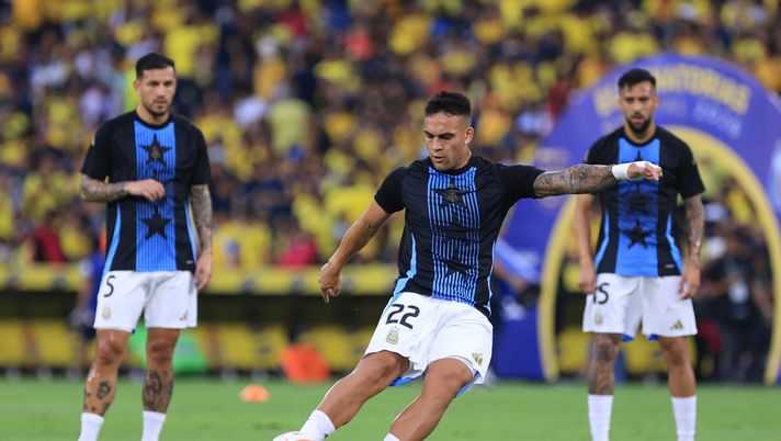 GUAYAQUIL, ECUADOR - SEPTEMBER 09: Lautaro Martínez of Argentina warms up prior to the South American FIFA World Cup 2026 Qualifier match between Ecuador and Argentina at Estadio Monumental Isidro Romero Carbo on September 09, 2025 in Guayaquil, Ecuador. (Photo by Franklin Jacome/Getty Images) Argentina-Capo Verde, Lautaro Martinez preme sull’acceleratore: quote e analisi - immagine 1