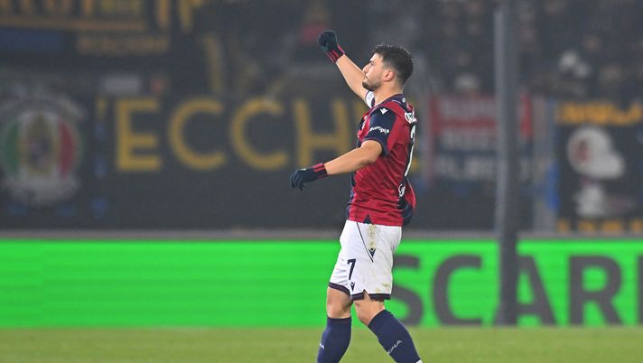 BOLOGNA, ITALY - DECEMBER 01: Riccardo Orsolini of Bologna celebrates scoring his team's first goal during the Serie A match between Bologna FC 1909 and US Cremonese at Renato Dall'Ara Stadium on December 01, 2025 in Bologna, Italy. (Photo by Alessandro Sabattini/Getty Images) Orsolini a quota 81 gol, superato Gino Cappello - immagine 1