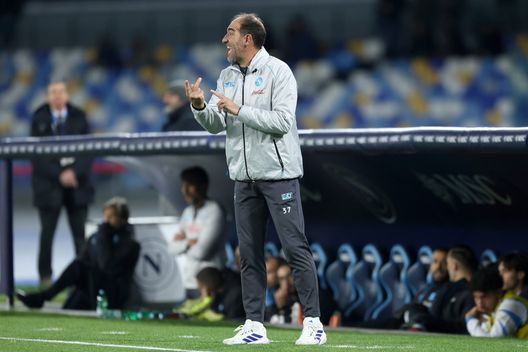 NAPLES, ITALY - JANUARY 14: Vice coach Cristian Stellini of SSC Napoli gestures during the Serie A match between SSC Napoli and Parma Calcio 1913 at Stadio Diego Armando Maradona on January 14, 2026 in Naples, Italy. (Photo by Francesco Pecoraro/Getty Images)