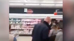 Video – Tutti pazzi per le scarpe. L’incredibile ressa al supermercato di Roma Magliana