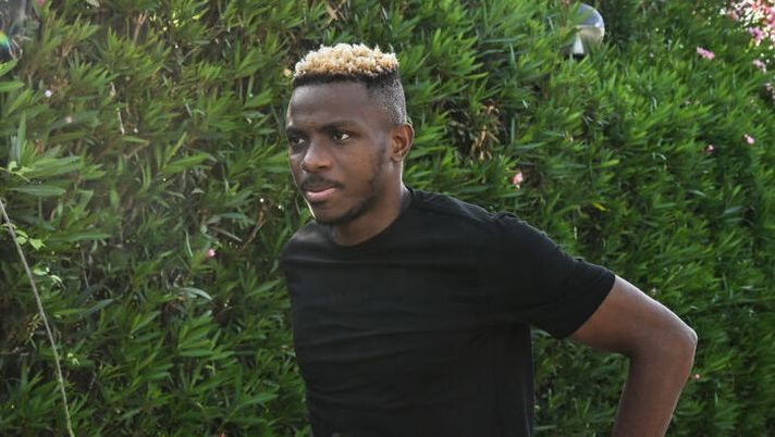 NAPLES, ITALY - JULY 09: Victor Osimhen of SSC Napoli arrives at Napoli Sporting Center on July 09, 2024 in Castel Volturno (Caserta), Italy. (Photo by SSC NAPOLI/SSC NAPOLI via Getty Images) Napoli, Osimhen andrà in ritiro ma resta sul mercato: la clausola e l’Al-Hilal - immagine 1