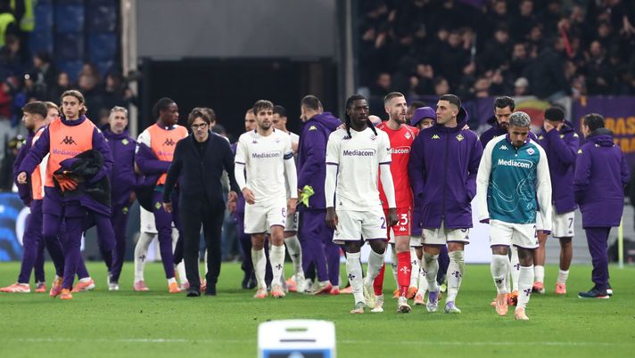 BERGAMO, ITALY - NOVEMBER 30: The players of ACf Fiorentina leave the field disappointed at the end of the Serie A match between Atalanta BC and ACF Fiorentina at Gewiss Stadium on November 30, 2025 in Bergamo, Italy. (Photo by Marco Luzzani/Getty Images) CorFio: “Adesso solo scontri diretti. Fiorentina, tieni fede al patto stipulato” - immagine 1
