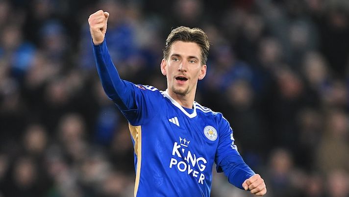 LEICESTER, ENGLAND - JANUARY 27: Dennis Praet of Leicester City celebrates scoring his team's third goal during the Emirates FA Cup Fourth Round match between Leicester City and Birmingham City at The King Power Stadium on January 27, 2024 in Leicester, England. (Photo by Michael Regan/Getty Images) Praet è svincolato e può tornare al fantacalcio: tentativo di questa squadra di Serie A - immagine 1