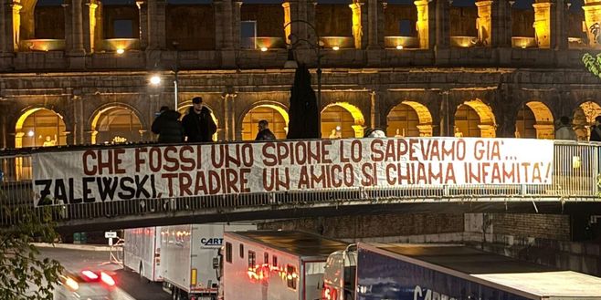 Striscione contro Zalewski al Colosseo: “Tradire un amico si chiama infamità” Striscione contro Zalewski al Colosseo: “Tradire un amico si chiama infamità” - immagine 1