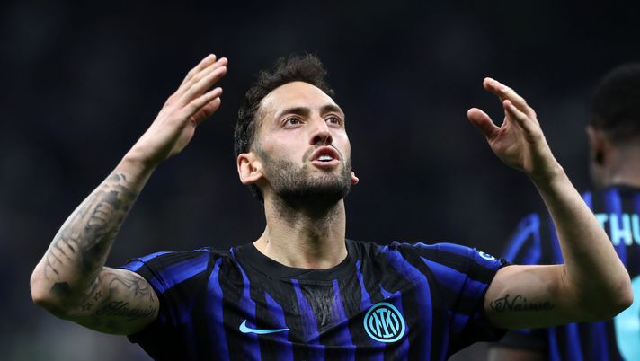 MILAN, ITALY - APRIL 05: Hakan Calhanoglu of FC Internazionale Milano celebrates scoring his team's second goal during the Serie A match between FC Internazionale and AS Roma at Giuseppe Meazza Stadium on April 05, 2026 in Milan, Italy. (Photo by Marco Luzzani/Getty Images) Calhanoglu prenderà in considerazione il rinnovo! Ma l’Inter comprerà sicuramente… - immagine 1
