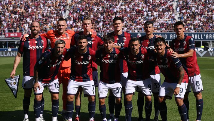 BOLOGNA, ITALY - SEPTEMBER 20: Players of Bologna line upduring the Serie A match between Bologna FC 1909 and Genoa CFC at Renato Dall'Ara Stadium on September 20, 2025 in Bologna, Italy. (Photo by Alessandro Sabattini/Getty Images) Cor Bo – Marocchi: “I playoff di Europa League sono il minimo”- immagine 1