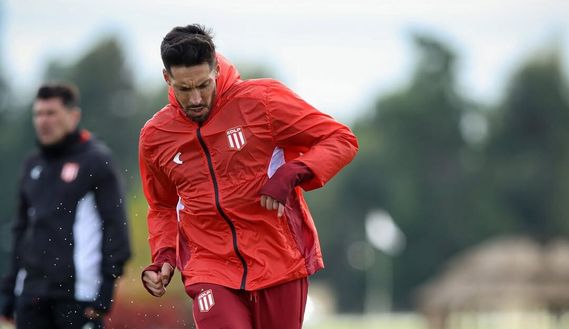 José Ernesto Sosa durante una seduta d'allenamento con l'Estudiantes de la Plata (stagione 2026)