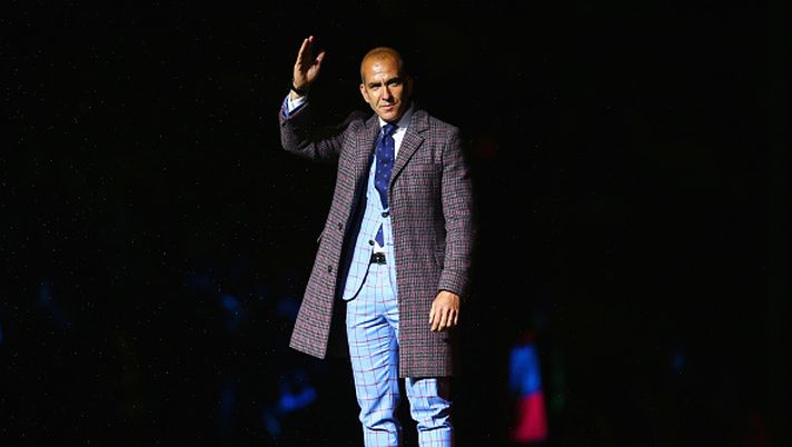 LONDON, ENGLAND - MAY 10: Former West Ham United player Paolo Di Canio salutes the crowd as part of the after match presentations following the Barclays Premier League match between West Ham United and Manchester United at the Boleyn Ground on May 10, 2016 in London, England. West Ham United are playing their last ever home match at the Boleyn Ground after their 112 year stay at the stadium. The Hammers will move to the Olympic Stadium for the 2016-17 season. (Photo by Paul Gilham/Getty Images) Di Canio: “La Juventus ha trovato equilibrio ma a centrocampo…” - immagine 1