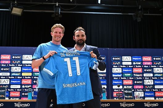 Kevin De Bruyne partecipa alla conferenza stampa del Napoli il 19 luglio 2025 a Dimaro Napoli, De Bruyne: “Trovato livello alto qui, ecco la differenza tra Guardiola e Conte”- immagine 2