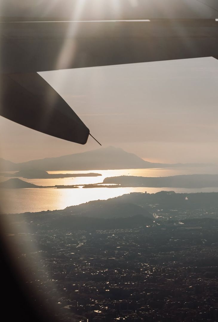 GALLERY Il Como aspetta Conte e i suoi: la partenza del Napoli da Capodichino - immagine 5