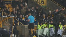 Wolverhampton-Aston Villa, l’arbitro Pawson interrompe il match per andare in bagno