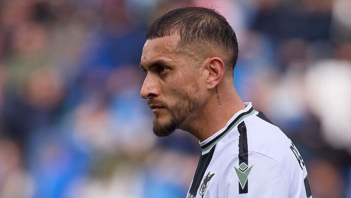 REGGIO NELL'EMILIA, ITALY - APRIL 01: Roberto Pereyra of Udinese Calcio looks on during the Serie A TIM match between US Sassuolo and Udinese Calcio at Mapei Stadium - Citta' del Tricolore on April 01, 2024 in Reggio nell'Emilia, Italy. (Photo by Emmanuele Ciancaglini/Getty Images) BREAKING – Pereyra non sarà più al fantacalcio: va all’estero, c’è l’ufficialità - immagine 1