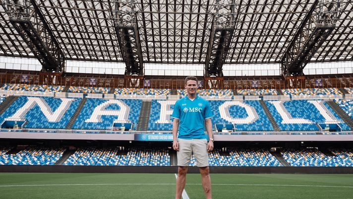 NAPLES, ITALY - AUGUST 30: SSC Napoli unveil new signing Scott McTominay on August 30, 2024 in Naples, Italy. (Photo by SSC NAPOLI/SSC NAPOLI via Getty Images) FOTO McTominay, lo scozzese è pronto alla battaglia: il post su Instagram - immagine 1
