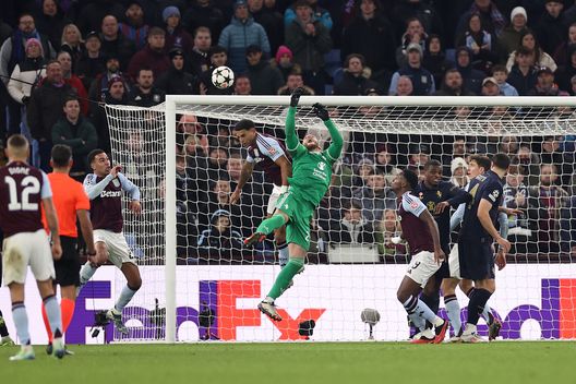 Gol annullato all’Aston Villa al 94′, Emery: “In Inghilterra non è fallo, forse…”- immagine 3