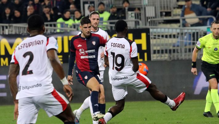 CAGLIARI, ITALY - JANUARY 02: Matteo Prati of Cagliari and Youssouf Fofana of Milan battle for the ball during the Serie A match between Cagliari Calcio and AC Milan at Stadio Sant'Elia on January 02, 2026 in Cagliari, Italy. (Photo by Enrico Locci/Getty Images) Gazzetta – Bologna su Matteo Prati: ora o a giugno - immagine 1