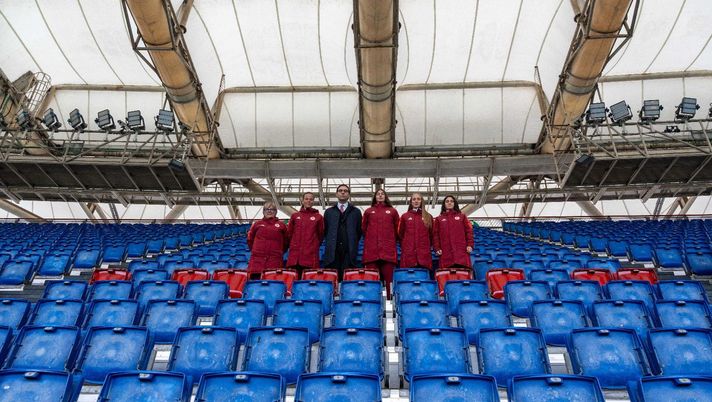 L’Olimpico si colora di rosso contro la violenza sulle donne: 10 seggiolini in Tevere L’Olimpico si colora di rosso contro la violenza sulle donne: 10 seggiolini in Tevere - immagine 1