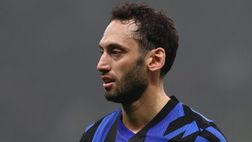 Inter, Calhanoglu torna prima di Bisseck al Mondiale per Club: i tempi dei due infortunati