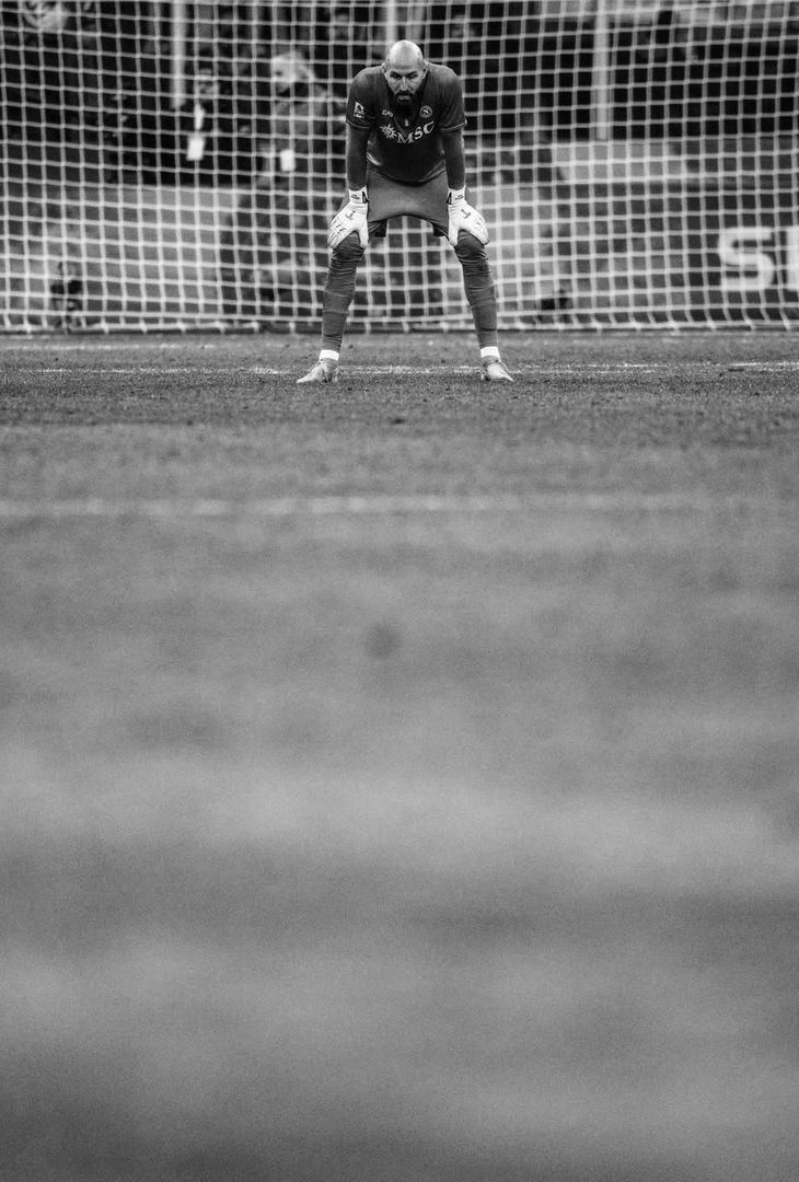 Il rammarico per i due gol subiti e la capacità di reagire mostrata soprattutto da Scott McTominay attraverso la doppietta personale: due facce della stessa medaglia che compongono il riassunto 'in bianco e nero' di Inter-Napoli realizzato dall'admin dell'account Instagram della compagine partenopea.