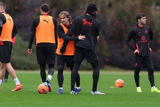 oggi-a-milanello-leao-ancora-in-gruppo-le-foto