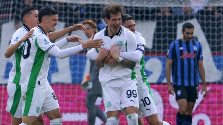 BERGAMO, ITALY - NOVEMBER 09: Andrea Pinamonti of Sassuolo celebrates scoring his team's second goal with teammates Domenico Berardi and Tarik Muharemovic during the Serie A match between Atalanta BC and US Sassuolo Calcio at Gewiss Stadium on November 09, 2025 in Bergamo, Italy. (Photo by Francesco Scaccianoce/Getty Images) I voti di Atalanta-Sassuolo al fantacalcio: Berardi show, che voto! Tre 4,5 nell’Atalanta, per Sulemana… - immagine 1