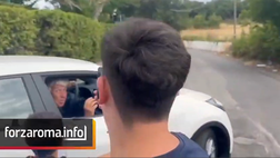 Gasperini lascia Trigoria per andare a svolgere le visite: i tifosi lo rincorrono
