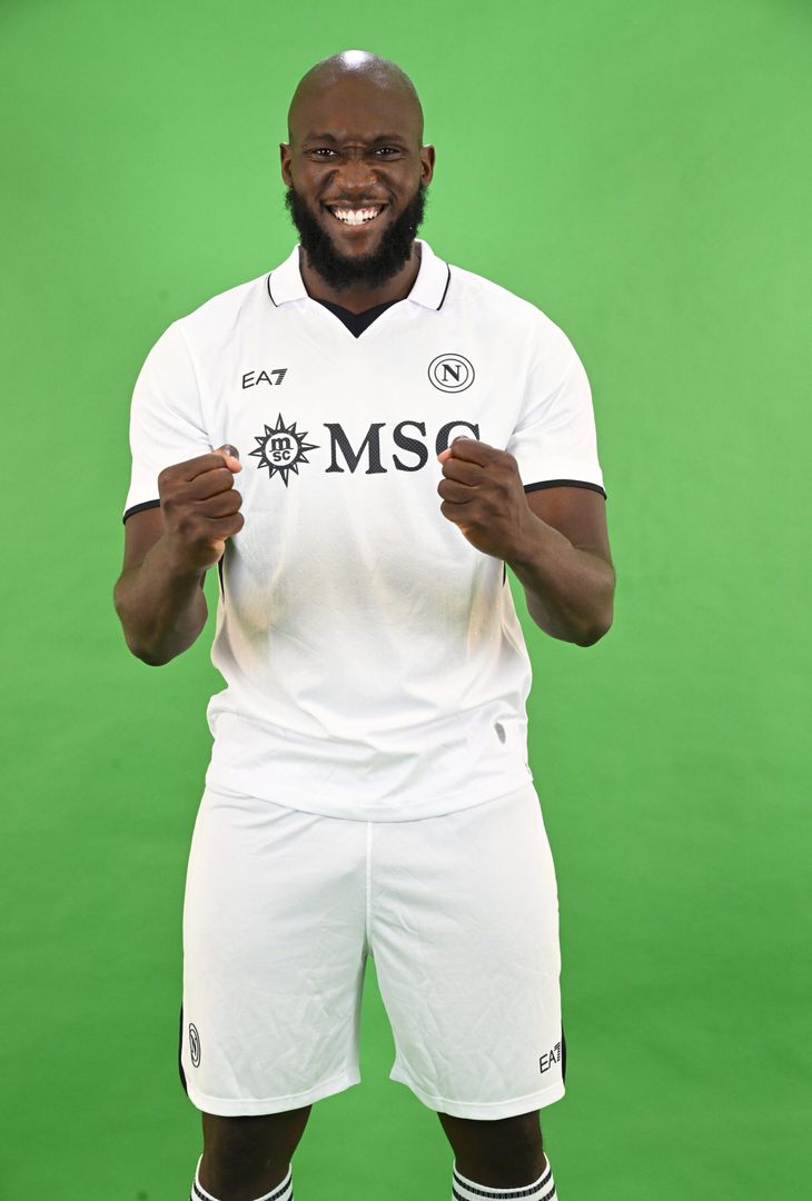GALLERY Lukaku posa con la divisa del Napoli: gli scatti con la maglia azzurra e bianca - immagine 7