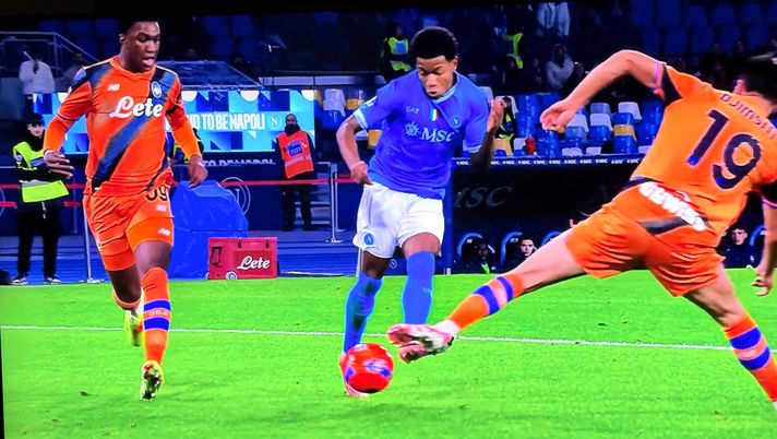 Napoli-Atalanta 1-0, Neres si scatena in campo aperto e porta avanti gli azzurri! – VIDEO Napoli-Atalanta 1-0, Neres si scatena in campo aperto e porta avanti gli azzurri! – VIDEO - immagine 1