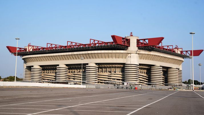 MILAN, ITALY - OCTOBER 16: An external view of the stadium during a press conference unveiling the concept for the opening ceremony of the Olympic Winter Games Milano Cortina 2026 at San Siro Stadium on October 16, 2025 in Milan, Italy. The opening ceremony takes place on February 6, 2026. The stadium, named after football legend Giuseppe Meazza, will not only host a spectacular show, but the entire city of Milan and the Olympic regions will also come to life with parallel events and symbolic moments. (Photo by Pier Marco Tacca/Getty Images) Nuovo San Siro, Milan ed Inter pronte a saldare i vari debiti: c’è la data - immagine 1