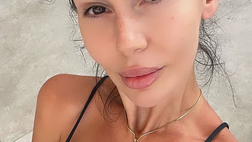 Erjona, fisico spaziale in bikini. Il décolleté della Sulejmani manda in tilt il web