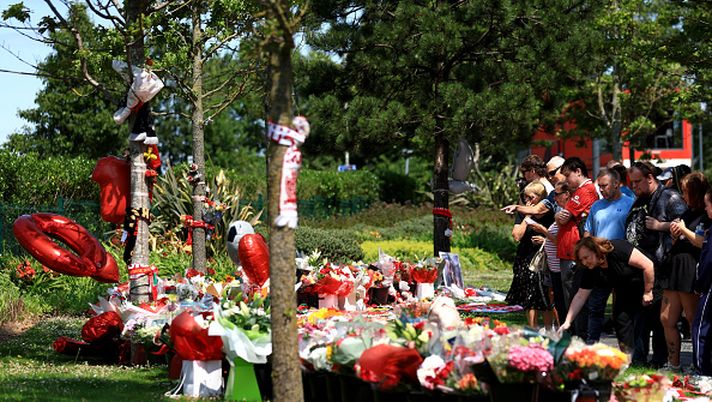 LIVERPOOL, ENGLAND - JULY 03: A general view as people pay their respects as tributes are laid for Diogo Jota at Anfield on July 03, 2025 in Liverpool, England. The current Liverpool player and Portugal international Jota died in a car crash in Zamora, Spain at the age of 28. (Photo by Jess Hornby/Getty Images) Diogo Jota