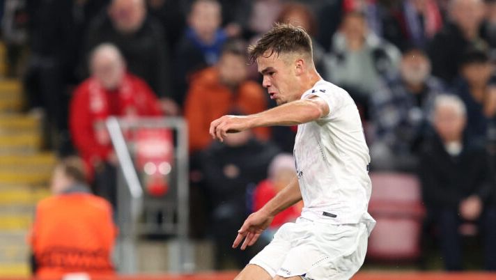 LIVERPOOL, ENGLAND - OCTOBER 26: Thijs Dallinga of Toulouse scores the team's first goal to equalise during the UEFA Europa League 2023/24 match between Liverpool FC and Toulouse FC at Anfield on October 26, 2023 in Liverpool, England. (Photo by Matt McNulty/Getty Images) Dallinga erede di Zirkzee al Bologna, tutto per l’asta: numeri, rigori, slot, pregi e difetti - immagine 1