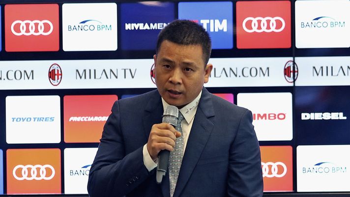 MILAN, ITALY - APRIL 14: In this handout photo provided by AC Milan, New AC Milan Owner and President Yonghong Li attends a press conference to unveil AC Milan new owners on April 14, 2017 in Milan, Italy. (Photo by Handout/Getty Images) Milan, l’ex patron Li Yonghong è stato condannato per bancarotta e frode - immagine 1